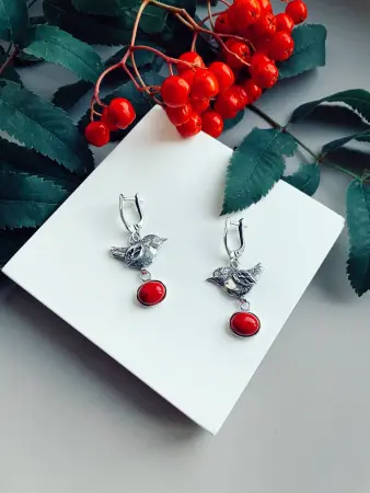 Серебряные серьги с кораллом «Птица»