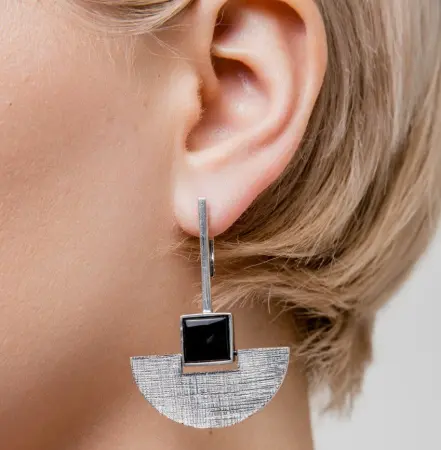 Серебряные серьги с ониксом «Веер»