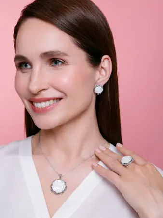 Серебряное кольцо с перламутром «Каменный цветок»