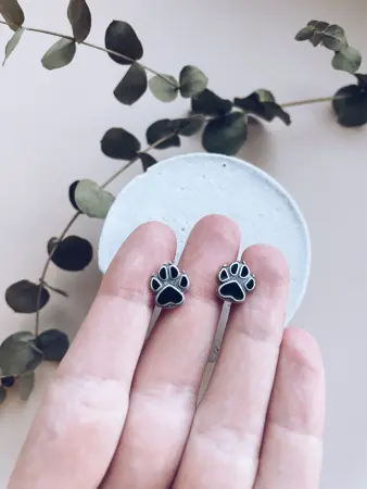 Серебряные серьги-пусеты с эмалью «Лапки»