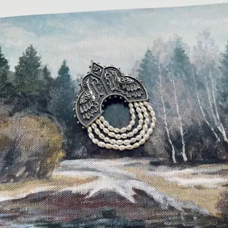 Серебряная брошь с жемчугом «Кокошник»