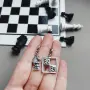 Серебряные ассиметричные серьги «Шахматы»