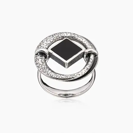 Кольцо из серебра с камнем оникс