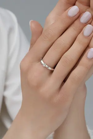 Серебряное кольцо с бриллиантом