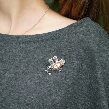 Брошь из серебра с эмалью и жемчугом «Птичка с ягодкой»