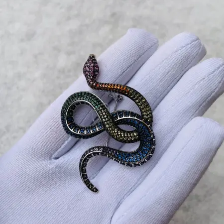 Брошь из серебра «Змея» с фианитами, шпинелью, корундами синт.