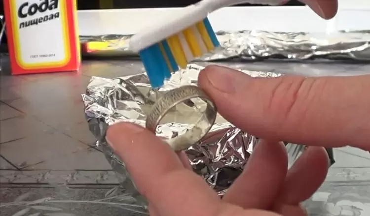 чистка серебряного кольца содой