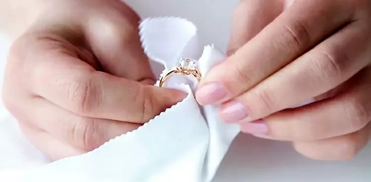 чистка серебряного кольца с камнем