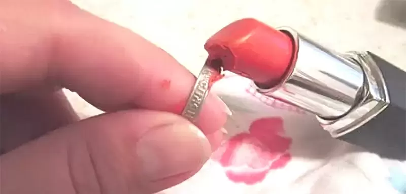 Чистка серебряных украшений губной помадой