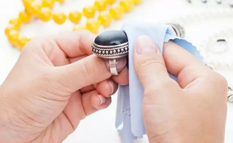 Чистка серебряных украшений с камнями