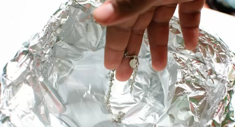 Чистка серебра содой и фольгой