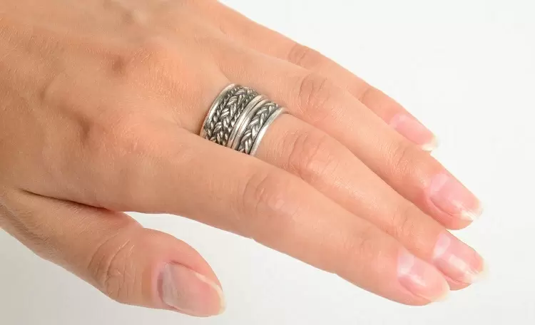 серебряное кольцо на руке