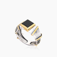 Кольцо из серебра с камнем оникс