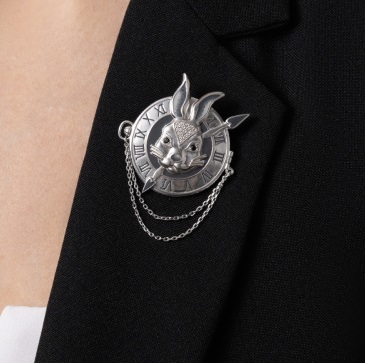 Серебряная брошь с эмалью и фианитами «Кролик» Алиса в стране чудес