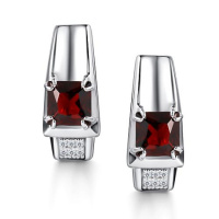 Серьги из серебра с гранатом и фианитами Серьги из серебра с гранатом и фианитами
