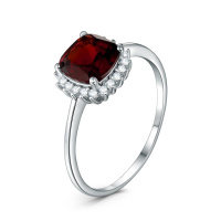 Кольцо из серебра с гранатом и фианитами Кольцо из серебра с гранатом и фианитами