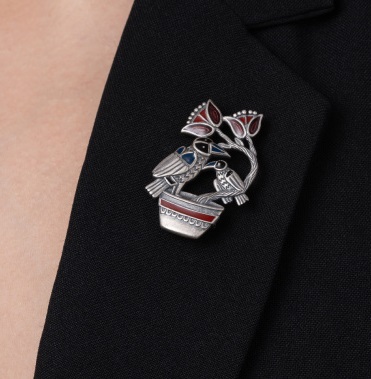 Серебряная брошь с эмалью «Вороны и цветок»