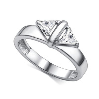 Кольцо из серебра с фианитами