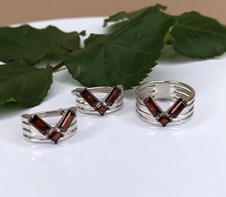 Серебряное кольцо с гранатами «Вектор»