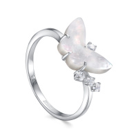 Кольцо из серебра с перламутром и фианитами «Бабочка» Кольцо из серебра с перламутром и фианитами «Бабочка»