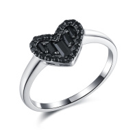 Кольцо из серебра со шпинелью «Сердце»