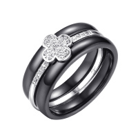 Кольцо из серебра с фианитами и керамикой Кольцо из серебра с фианитами и керамикой