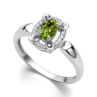 Серебряное кольцо с хризолитом и фианитами