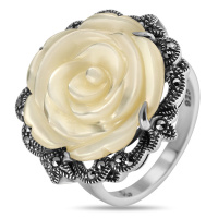 Серебряное кольцо с перламутром «Каменный цветок» Серебряное кольцо с перламутром «Каменный цветок»