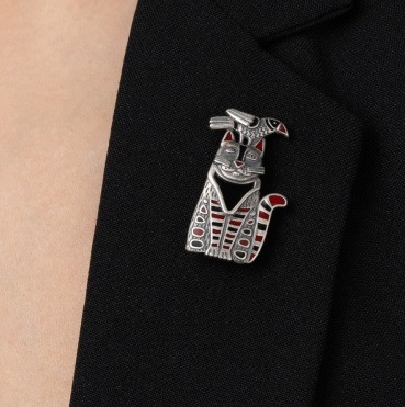 Серебряная брошь с эмалью «Кот и ворона»