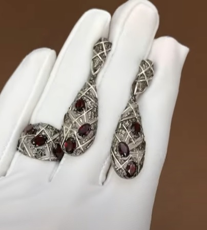 Кольцо из серебра с гранатами