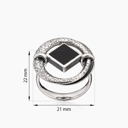 Кольцо из серебра с камнем оникс