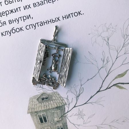 Серебряная подвеска «Гардероб»