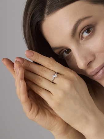 Серебряное кольцо с горным хрусталем и фианитами