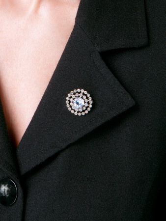 Серебряная брошь с белым топазом и марказитами Swarovski