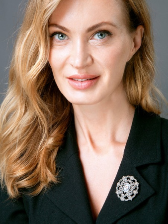 Серебряная брошь с кристаллом кварца и марказитами Swarovski