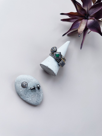 Комплект из трех колец с белыми и черными бриллиантами и изумрудом