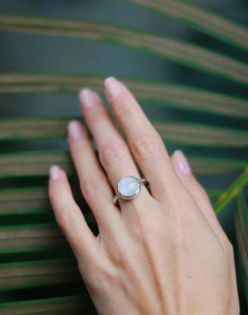 Кольцо из серебра с лунным камнем