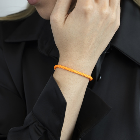 Серебряный браслет на плетеном шнурке