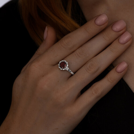 Серебряное кольцо с гранатом и фианитами