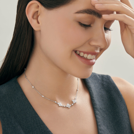 Серебряное колье с фианитами «Цветы»