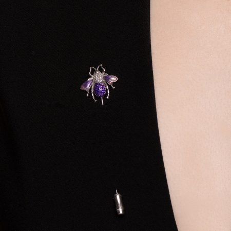 Серебряная брошь с эмалью и фианитами «Жук»