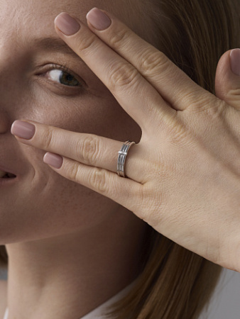 Серебряное кольцо с бриллиантом