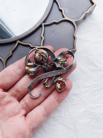 Серебряная брошь «Ирис»