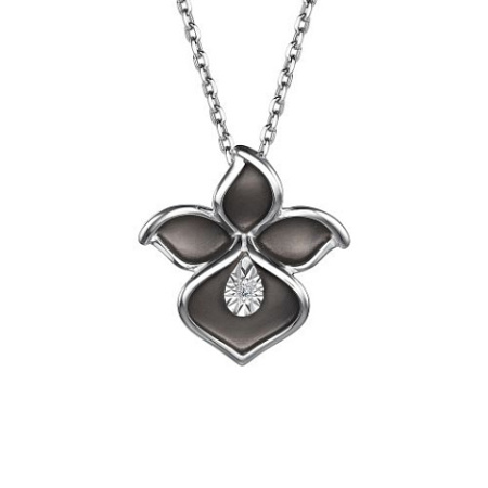 Колье из серебра «Цветок» с бриллиантом