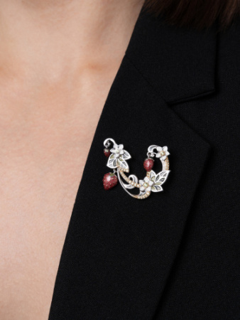 Серебряная брошь с эмалью и фианитами «Ягодка»