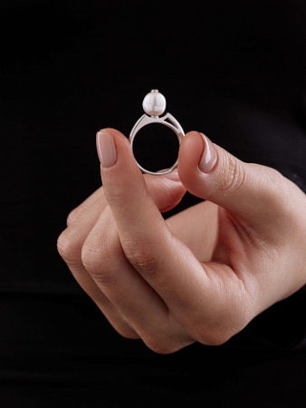 Серебряное кольцо с жемчугом и бриллиантом