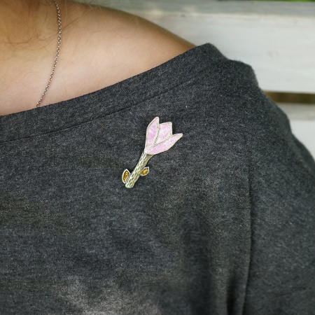 Серебряная брошь с эмалью «Крокус»