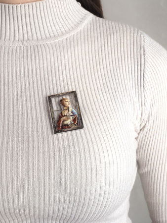 Серебряная брошь «Дама с горностаем» с эмалью и фианитами