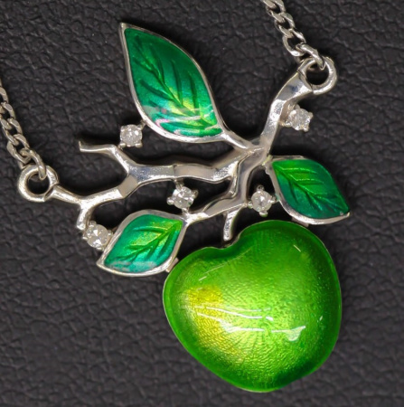 Серебряное колье с бриллиантом «Яблоко»