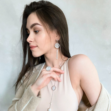 Серьги с резным перламутром и кисточкой из серебра